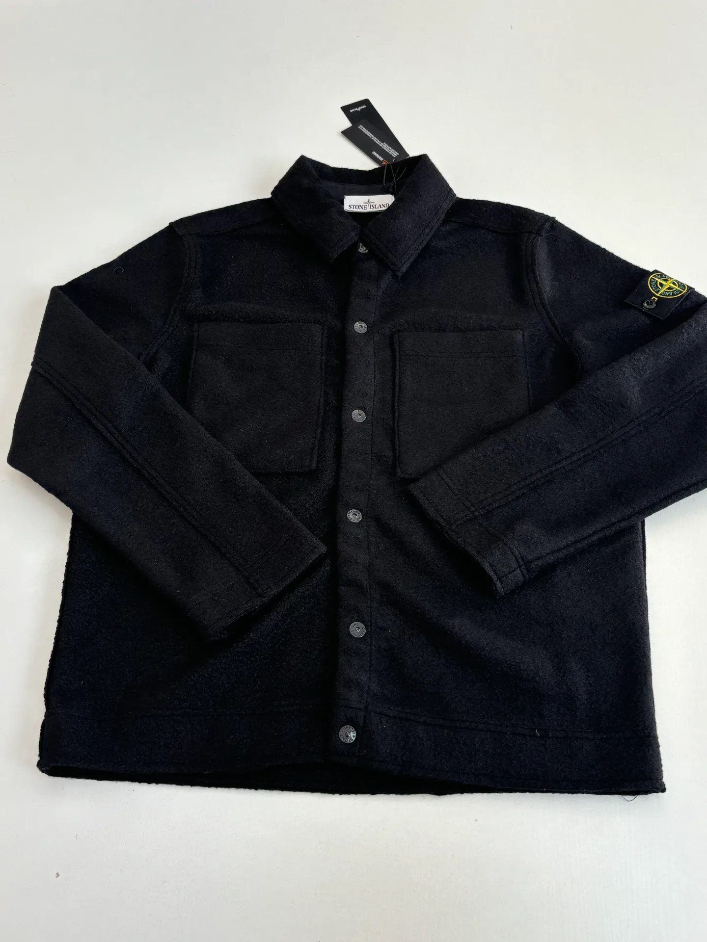 P770 Stone Island*/Stone Island Solid color single-breasted woolen cardigan jacket Customized 90 wool 10 cashmere fabric The surface is silky and shiny after post-processing It has a metallic nylon series gloss Customized molded four-button closure The entire jacket is still luxury-grade workmanship The inside is hand-made and seamless The strongest armbands on the Internet with sky and earth lines, eight o'clock and one line, and white leakage on the back All matching accessories are customized nfc complete Size: S/M/L/XL